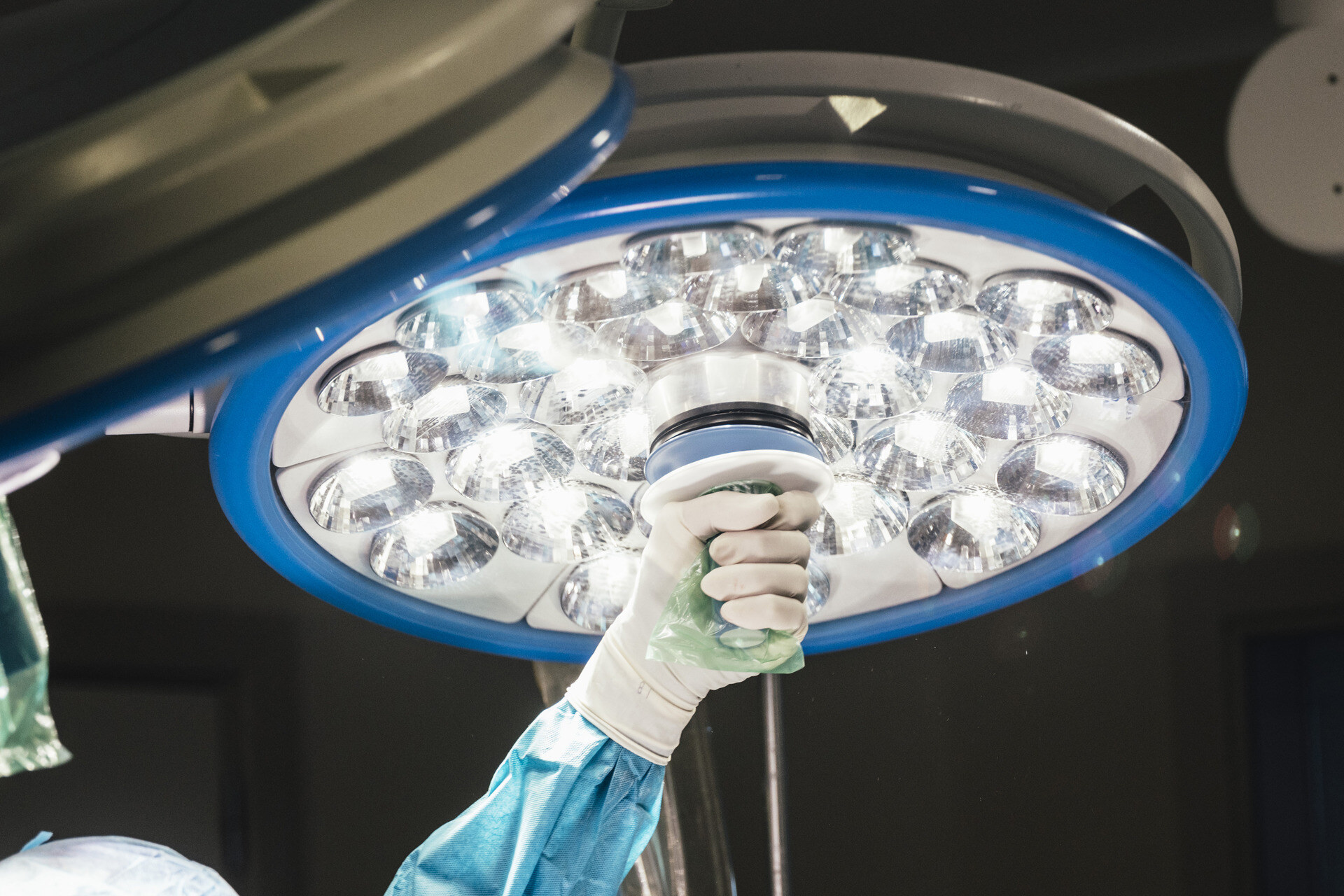 doctor's hand holding LED surgery lamp